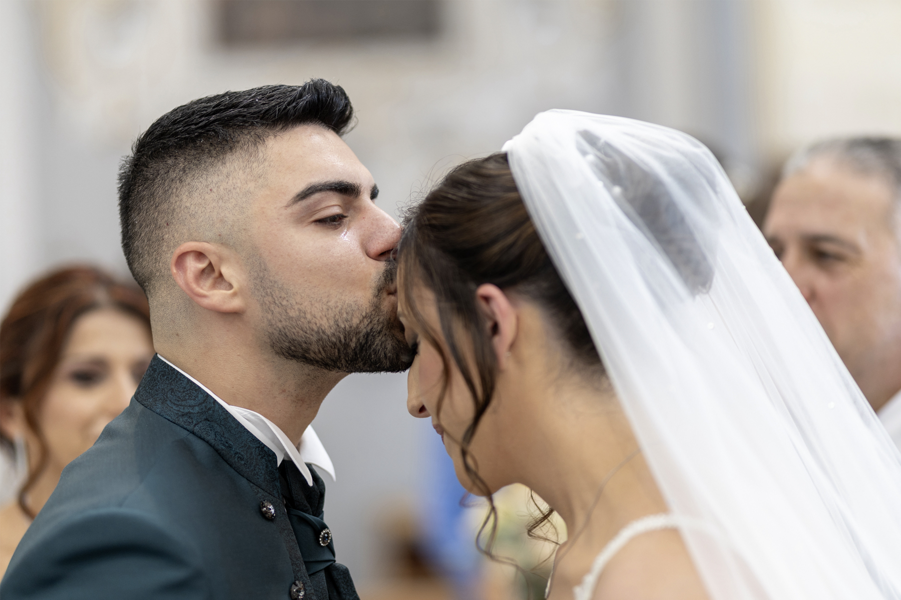 Momento spontaneo di una coppia nel giorno del matrimonio